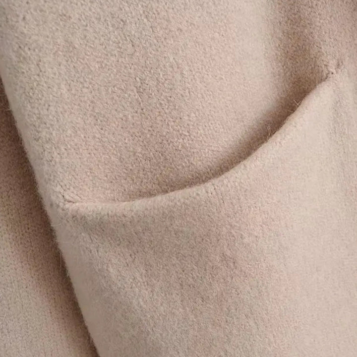 Damski gruby sweter na guziki z dekoltem w serek – jesienne ciepło