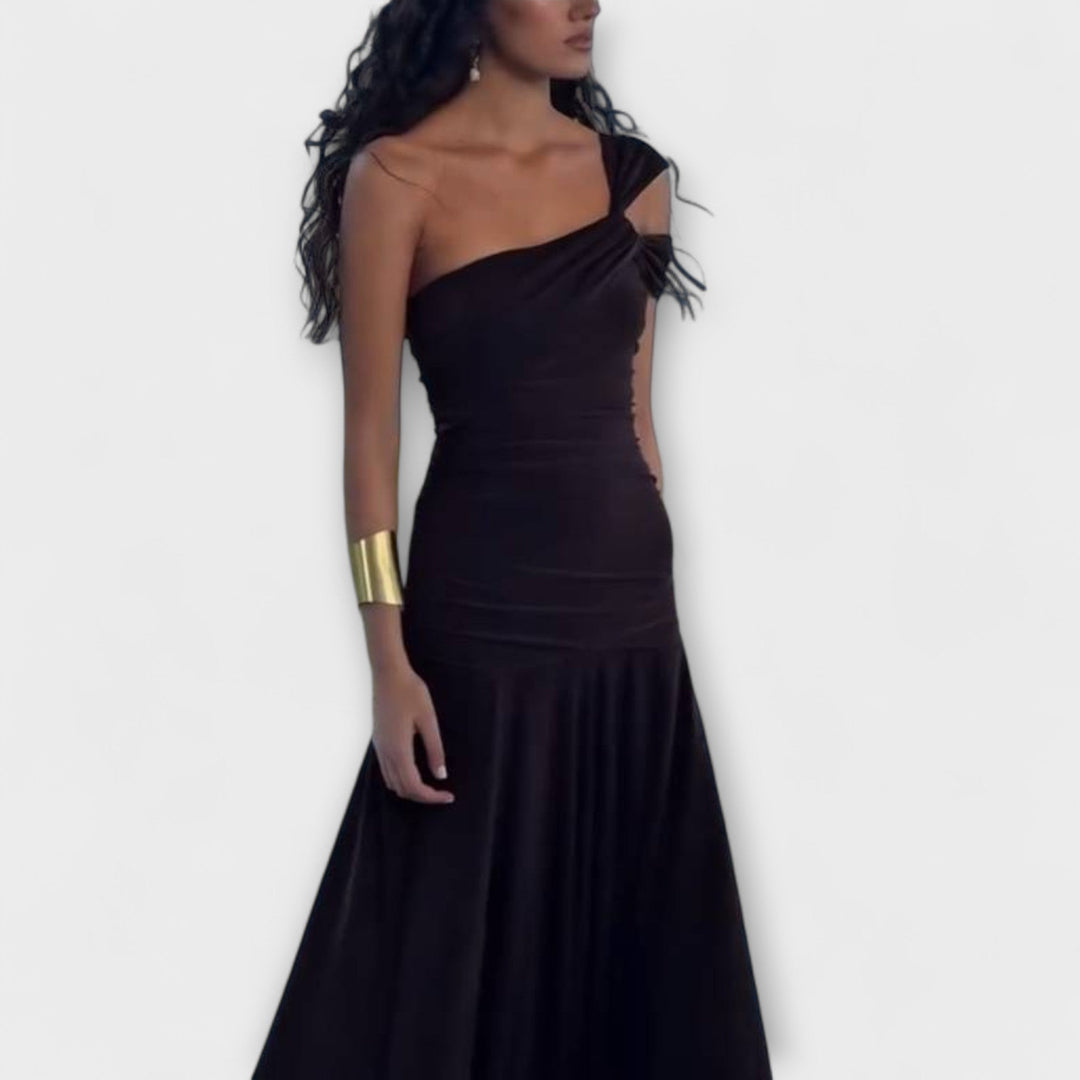 Maxi šaty s odhalenými rameny a přiléhavým střihem