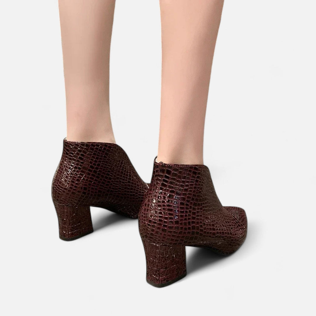 Bottes chevilles pour femmes en cuir verni à découpe en V