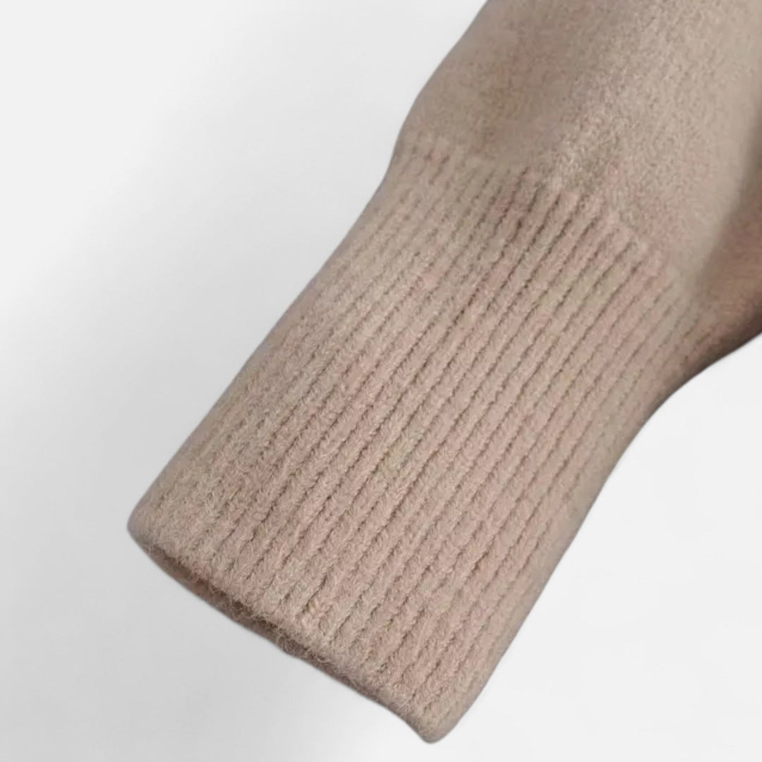 Damski gruby sweter na guziki z dekoltem w serek – jesienne ciepło