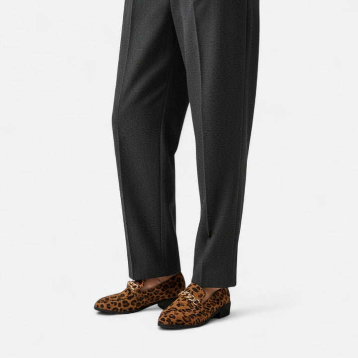 Damskie mokasyny z zamszu – panterkowy wzór, obcas średniej wysokości