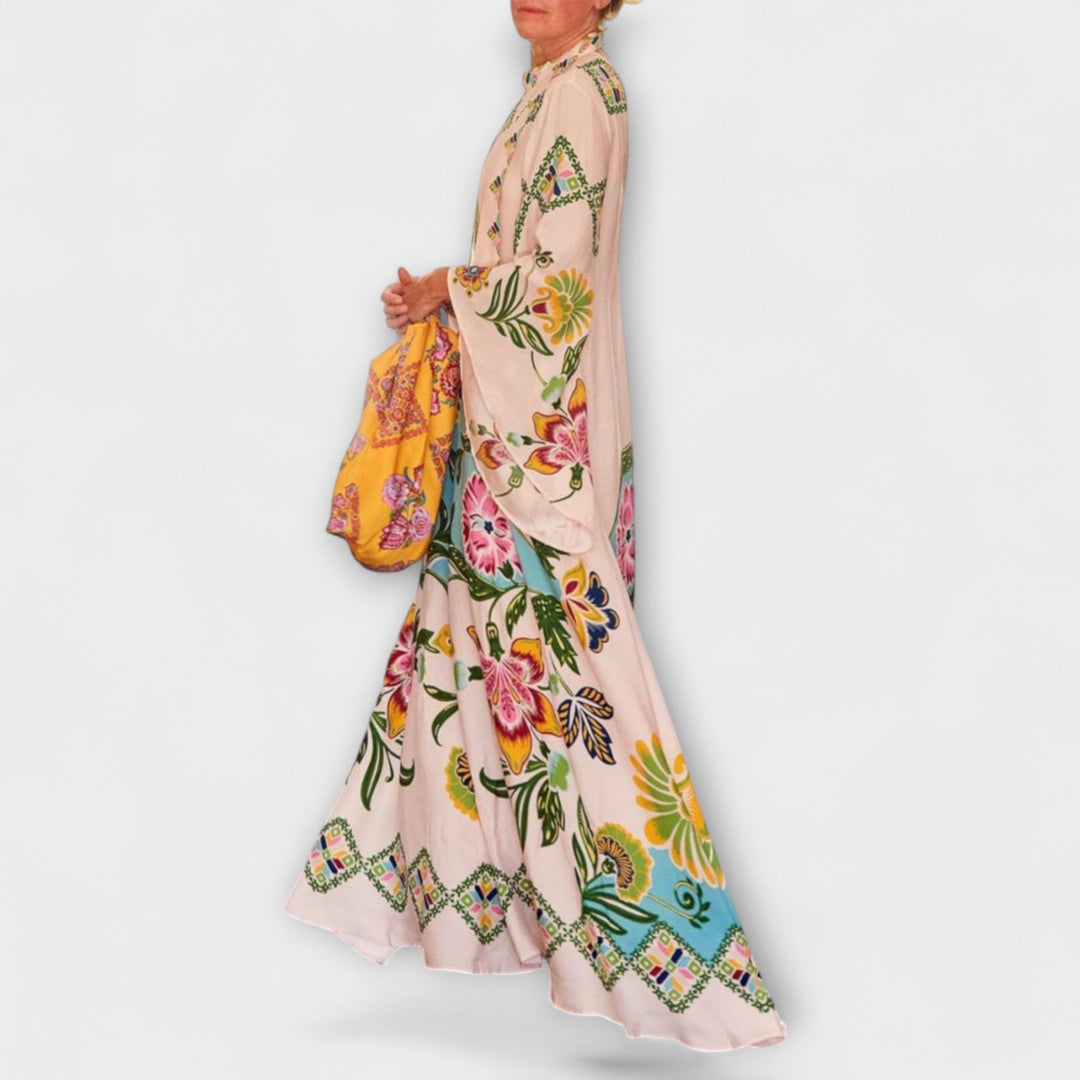 Elegancka długa suknia z kwiatowym wzorem i zwiewnym krojem